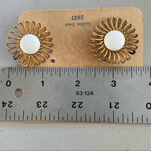 EMMONS VTG 1950s  Gold Tone and White Clip On Sri in Original Box! - Picture 13 of 16